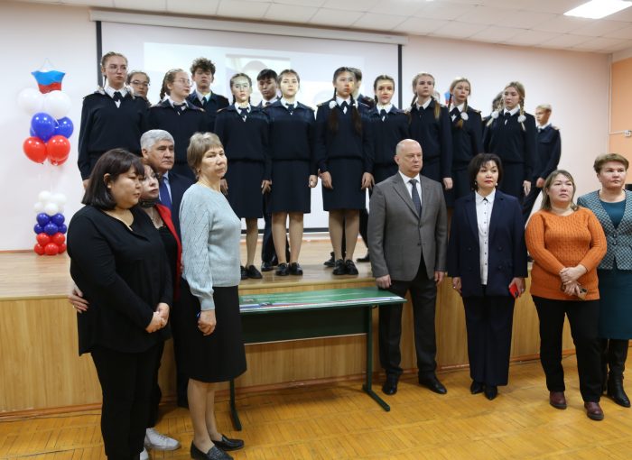 В Астраханской школе открыли Парту Героев России